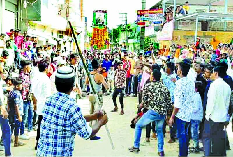 मोहर्रम पर निकला ताजिया, अखाड़ेबाजों ने दिखाए करतब