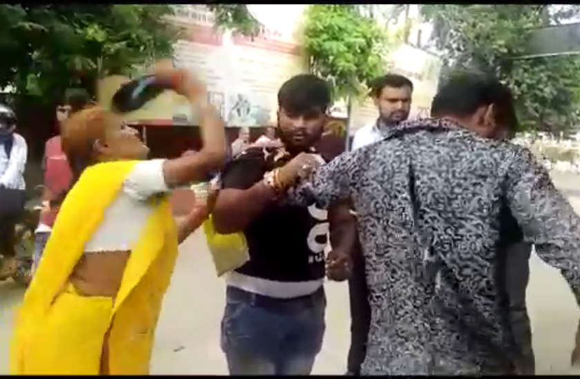 सास ने चप्पलों से दामाद को पीटा, जिलाधिकारी कार्यालय के सामने हाईवोल्टेज ड्रामा