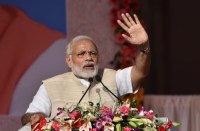 केले के रेशे से बने जैकेट को पीएम ने पहना, गदगद हुए गांव के किसान