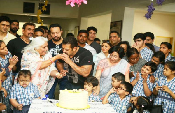 जयपुर में शेफ बने सलमान खान, चूल्हे पर पकाया खाना, देखें तस्वीरें