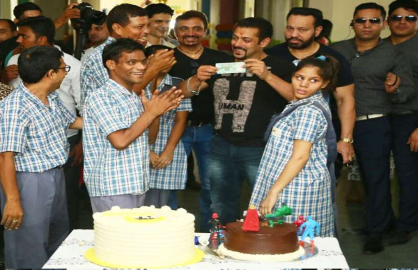 जयपुर में शेफ बने सलमान खान, चूल्हे पर पकाया खाना, देखें तस्वीरें