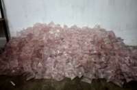 इस पानी पाउच में पानी नहीं, भरा है ये अवैध सामान, आखिर किस चीज की हो रही थी तस्करी, पढि़ए पूरी खबर...