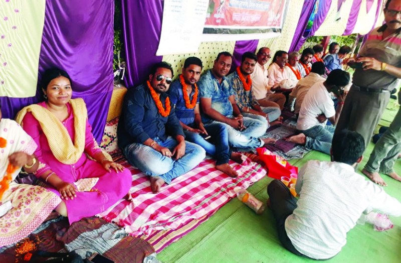 लिपिकों की हड़ताल से दफ्तरों का काम-काज ठप, इधर क्या सोच रहे कर्मचारी, पढि़ए पूरी खबर...