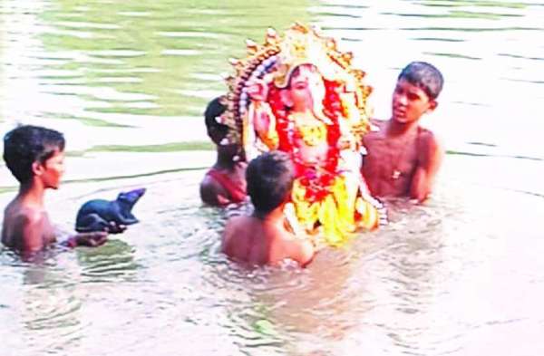 Photo Gallery : गणपति बप्पा मौरया, अगले बरस तू... के साथ ही लम्बोदर जी को दी गई विदाई, डीजे की धुन में झूमे श्रद्धालु