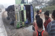 बस पलटते ही यात्रियों में मची चींख-पुकार, शीशा तोड़कर बाहर आए यात्री, एक की मौत