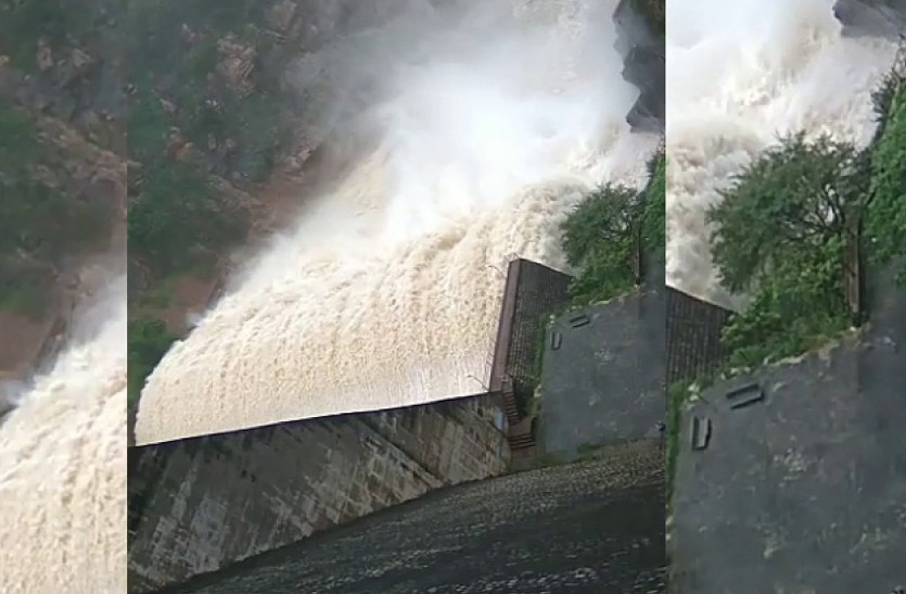 jakham dam overflows in Pratapgarh, water spread in fields