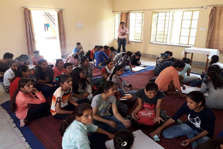एनएसएस दिवस पर छात्राओं ने बनाए पोस्टर, स्वच्छता व बेटी पढ़ाओ का दिया संदेश