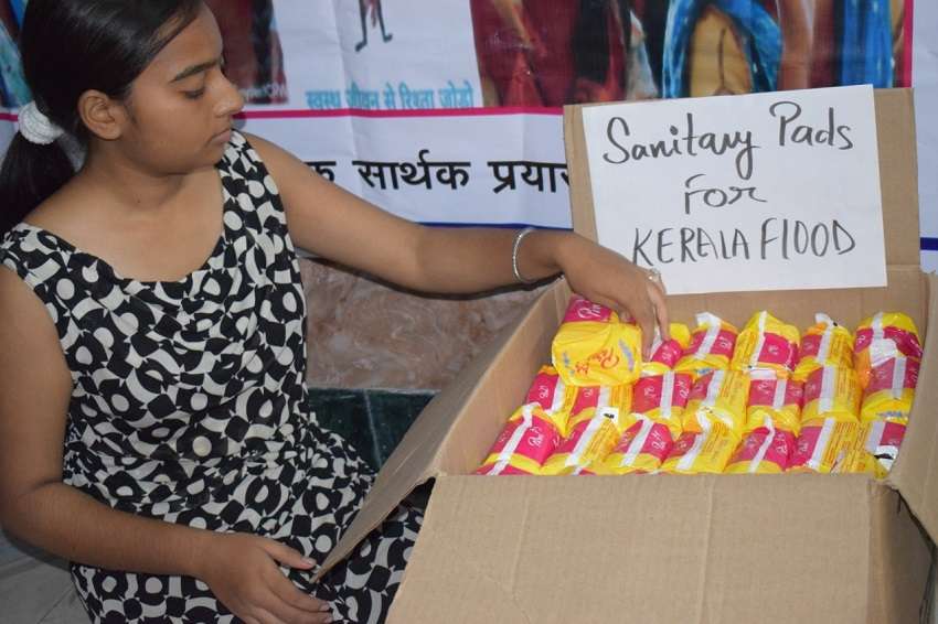 बनारस की बेटी केरल के बाढ़ पीडितों के लिए सेनेटरी पैड का पैकेज तैयार करते