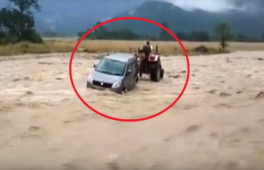 उत्तराखंड: बाढ़ में अचानक बहने लगी कार, ट्रैक्टर से हुआ रेस्क्यू
