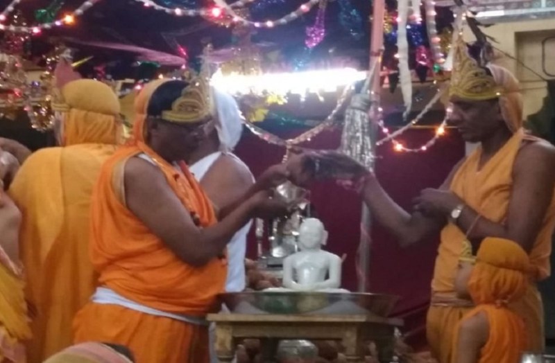 अभिषेक करते श्रद्धालु।