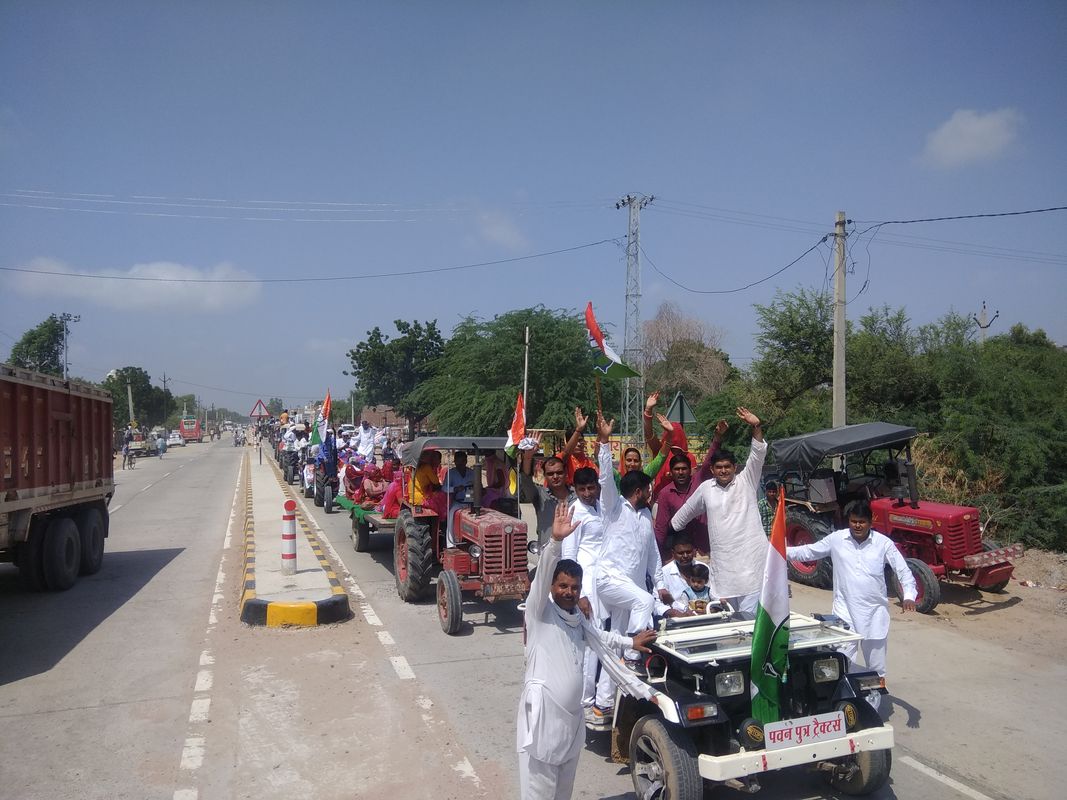 महंगाई के विरोध में कांग्रेस का प्रदर्शन, निकली ये अनोखी रैली, देखिये VIDEO