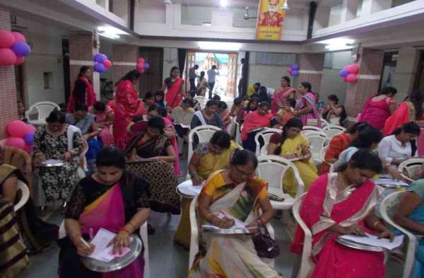 Photo Gallery : अग्रसेन जयंती पर अग्रसेन भवन में म्यूजिकल मटकी फोड़ के साथ आयोजित हुईं ये स्पर्धाएं...