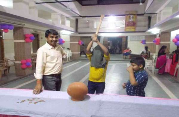 Photo Gallery : अग्रसेन जयंती पर अग्रसेन भवन में म्यूजिकल मटकी फोड़ के साथ आयोजित हुईं ये स्पर्धाएं...