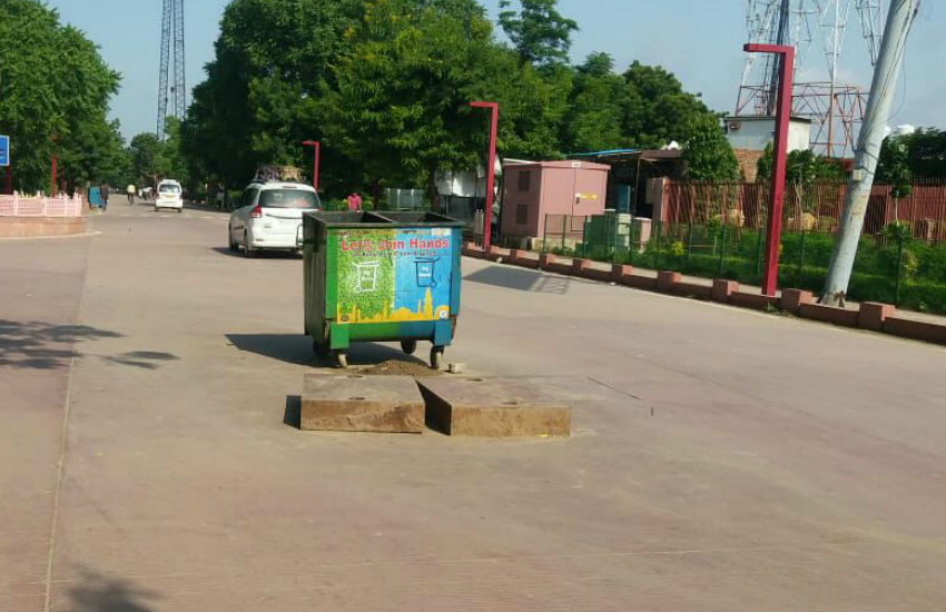 वीआईपी रोड का ये कैसा हाल, मुख्यमंत्री का भी डर नहीं, देखें वीडियो