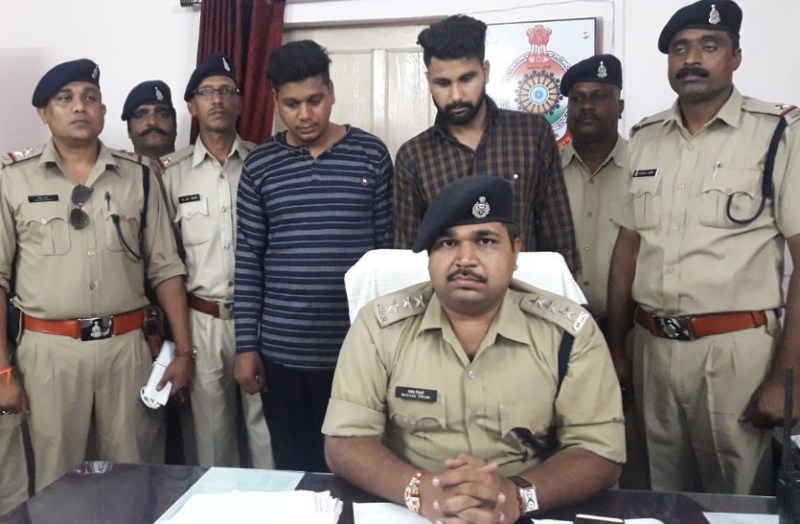 तीन लाख की लूट के आरोपी को ढूंढ़ते-ढूंढ़ते पुलिस के हाथ लगा ये आरोपी