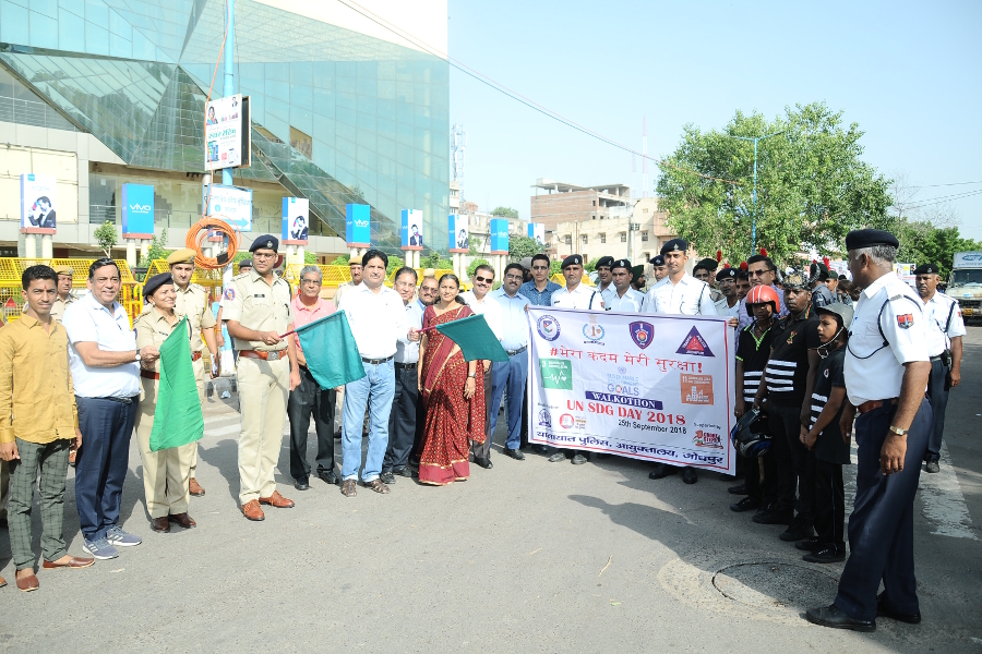 वॉकथॉन में यातायात नियमों की पालना की शपथ लेने उमड़े 2 हजार विद्यार्थी, रैली निकाल दिया जागरुकता का संदेश