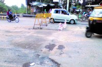 मरम्मतीकण के कुछ घंटे बाद ही सड़क उखड़ जाती है