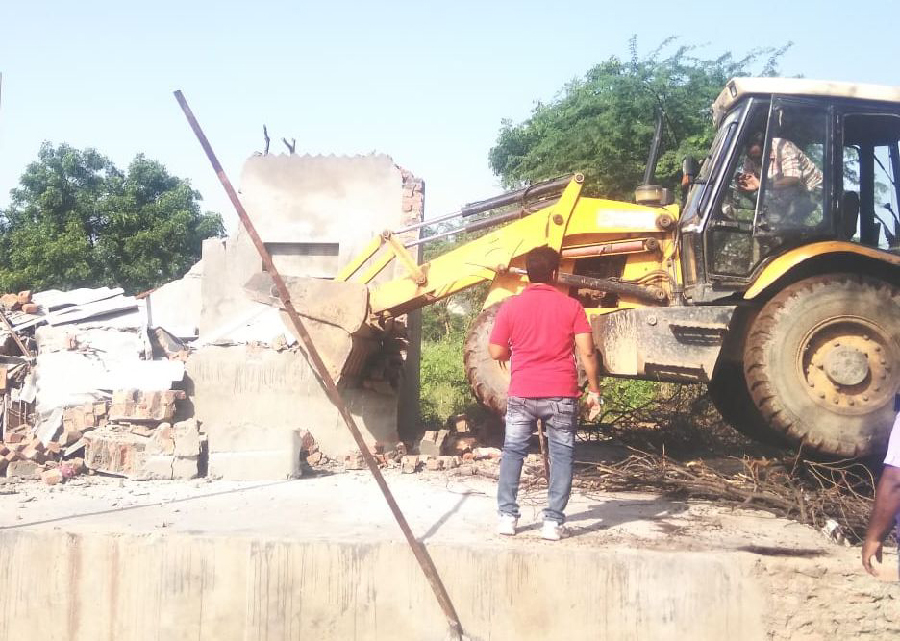 फूल सागर तालाब की पेटाकाश्त भूमि पर बन रही थी होटल, पुलिस व प्रशासन की मौजूदगी में किया ध्वस्त