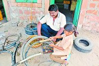 पापा के साथ बेटियां पहुंची कार्यालय, जाना कामकाज