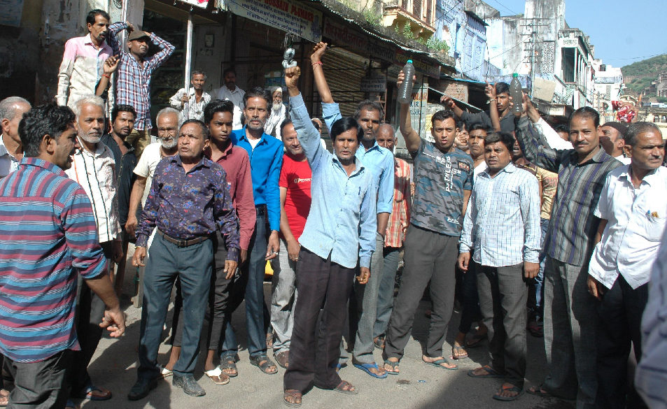 dooshit jalaapoorti par sabhaapati va sahaayak abhiyanta ko sunaee kha