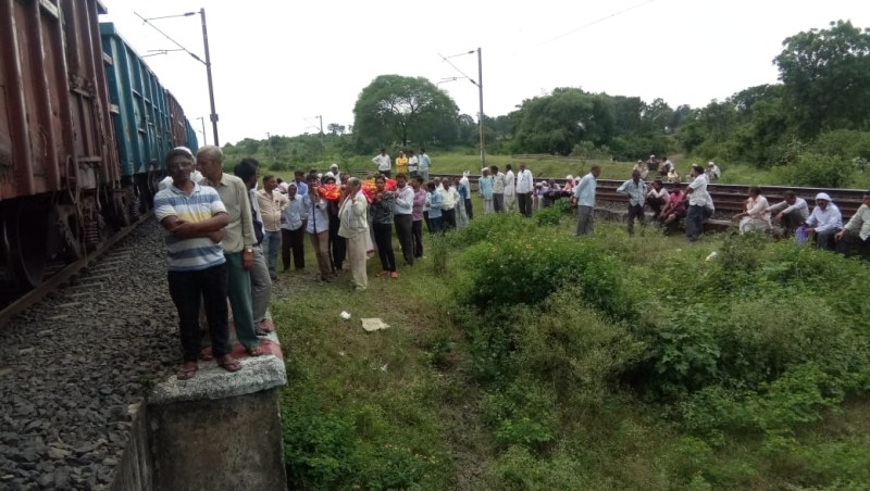 The train stops at Chichanda. The funeral for the funeral is to be don