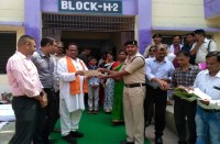 2 ब्लॉक में बने 16-16 फ्लैट का हुआ उद्घाटन, पुलिसकर्मियों को सौंनी घर की चाबी