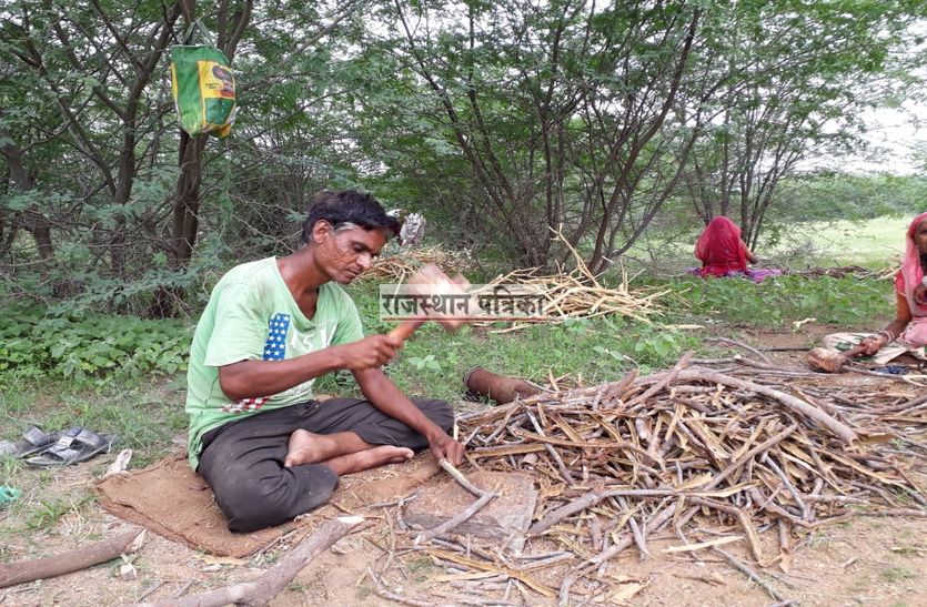 VIDEO : खौड़ गांव में आज भी कायम है आंवल की छाल से चमड़ा रंगाई का कार्य
