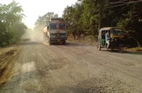 धूल से सराबोर हो रहे लोग, आवाजाही में हो रही परेशानी, बड़ी दुर्घटना की संभावना