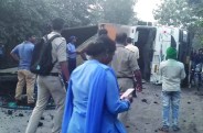 स्थानीय लोगों की मदद से पुलिस ने गाड़ी को सड़क से हटाया