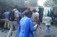 स्थानीय लोगों की मदद से पुलिस ने गाड़ी को सड़क से हटाया