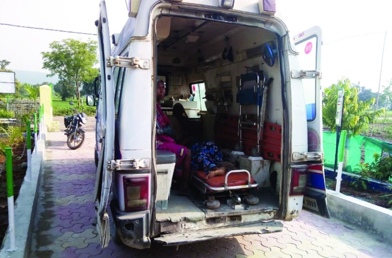 इस दौरान डॉक्टरों व कर्मचारियों की भारी लापरवाही