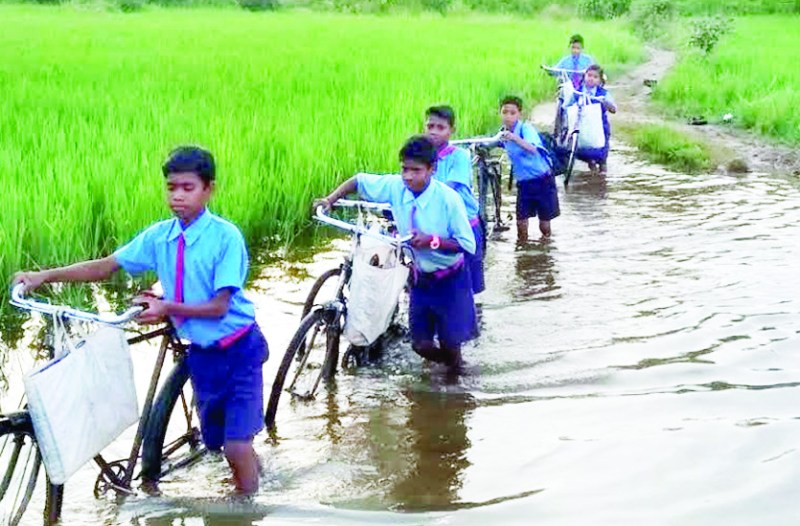 बारिश ज्यादा हो गई तो ये लोग ओडिशा होकर अपने पंचायत के मुख्यालय पहुंचते हैं