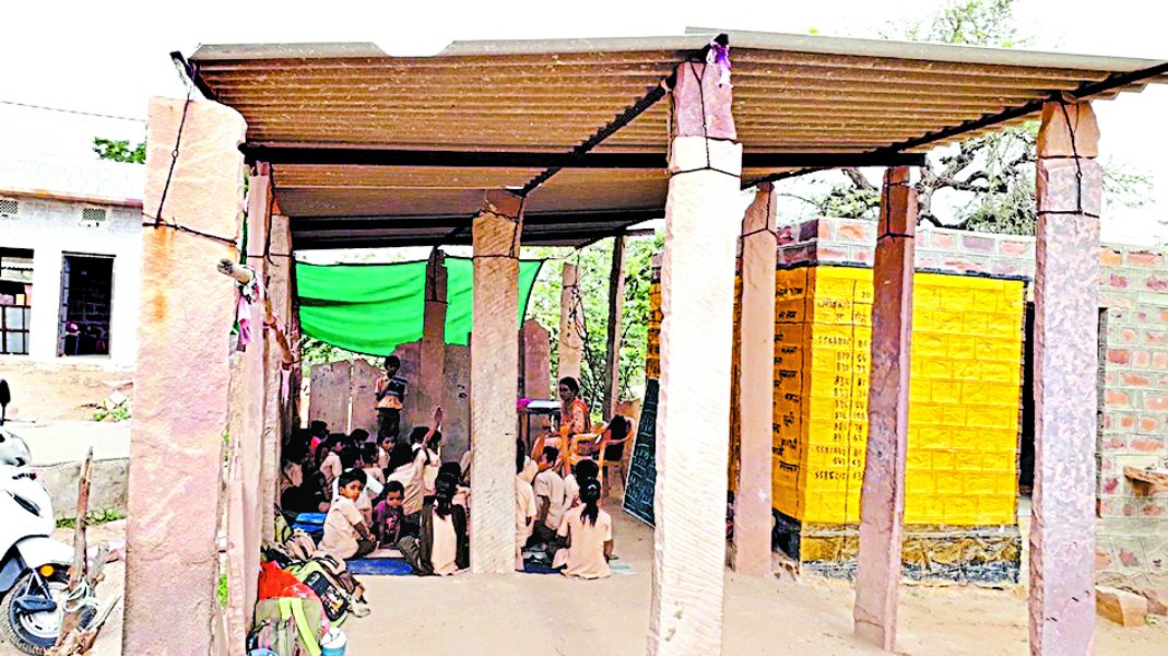 छप्पर में स्कूल, कबूतरों के चबूतरे में रसोई!