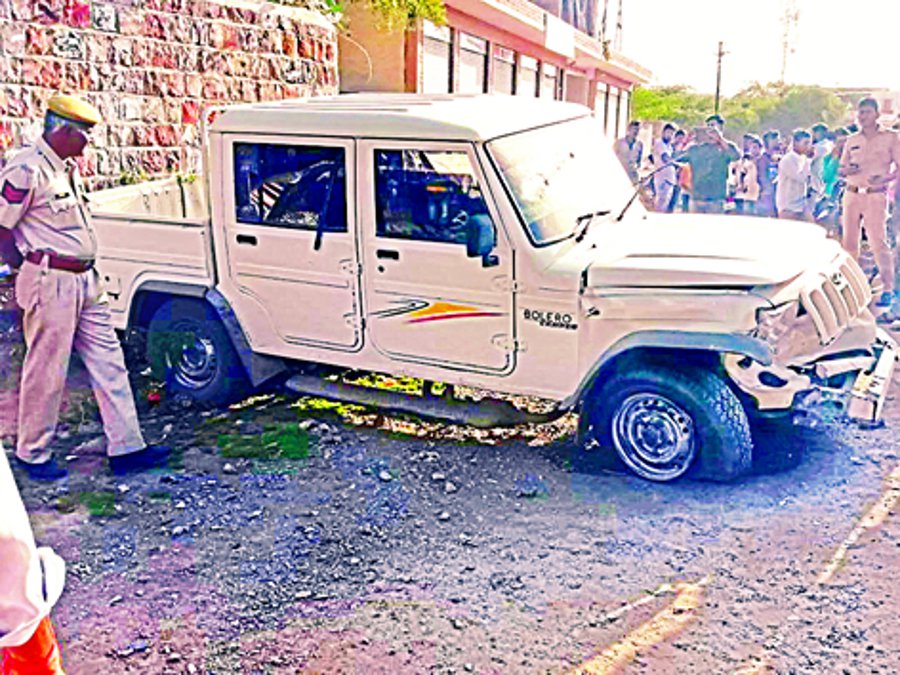 पहले गाड़ी से टक्कर मारी, फिर चालक पर जानलेवा हमला