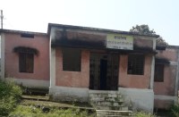 जर्जर प्राथमिक शाला के भवन में रखा जाता है किसानों का धान