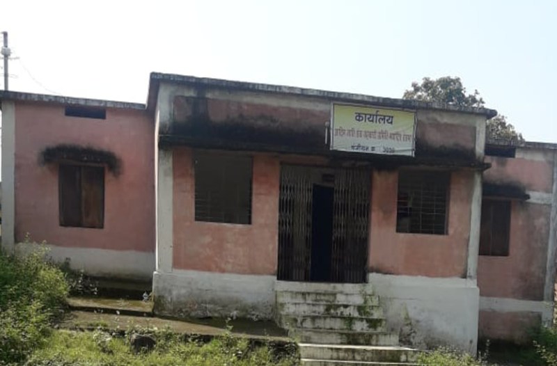 जर्जर प्राथमिक शाला के भवन में रखा जाता है किसानों का धान