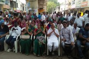 पहले दो घंटे तक किया धरना प्रदर्शन