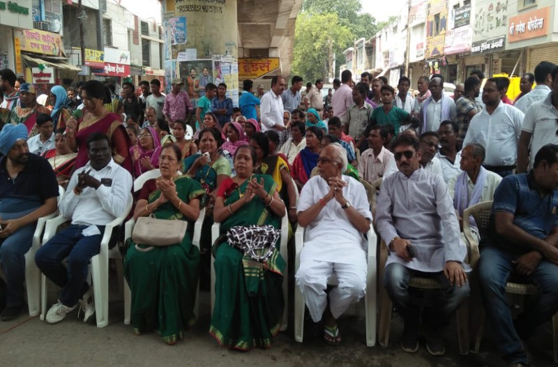 पहले दो घंटे तक किया धरना प्रदर्शन