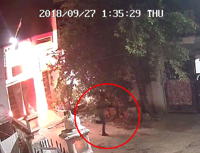 SC आयोग के अध्यक्ष की भतीजे के घर में आग लगाते हुये युवक का लाइव वीडियो