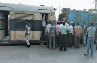 मालगाड़ी के इंजन को लगाकर किया गया रवाना