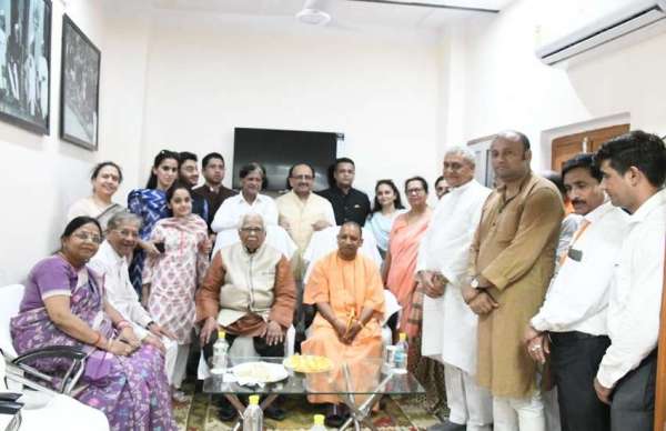 मुख्य अतिथियों के साथ लाल बहादुर शास्त्री का परिवार
