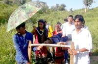   रोहिड़ा के समीप वालोरिया में एसडीएम को खाट (चारपाई) पर ले जाते ग्रामीण।