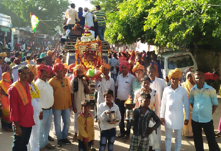 jayakaaron ke saath nikalee baaba raamadev kee shobhaayaatra