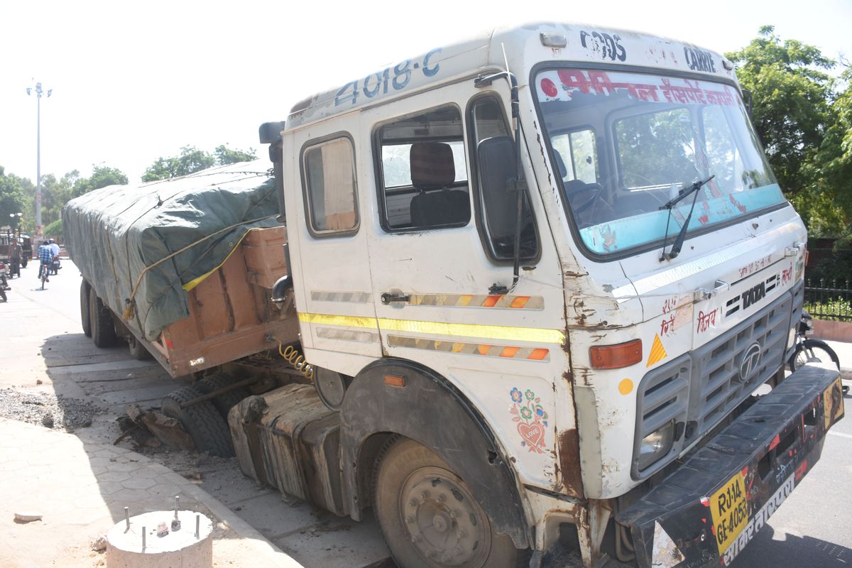 truck in no entry