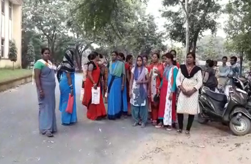 Video Gallery : लोन के नाम पर ठगी, महिलाओं ने कलेक्टर के पास सुनाई व्यथा