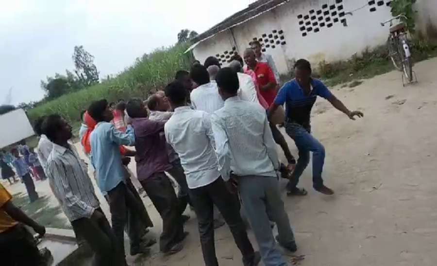 प्रधान को गांव वालों ने अधिकारियों के सामने ही बुरी तरह से पीटा, भाग खड़े हुए अफसर