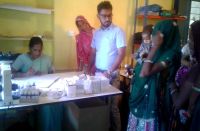  रोहिड़ा के समीप वालोरिया में जांच करती मेडिकल टीम।