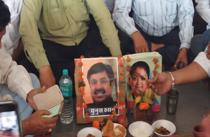 अनोखा विरोध: 13वें दिन रोडवेज कर्मचारियों ने अपना मुंडन कराया और सरकार की तेरहवीं मनाई