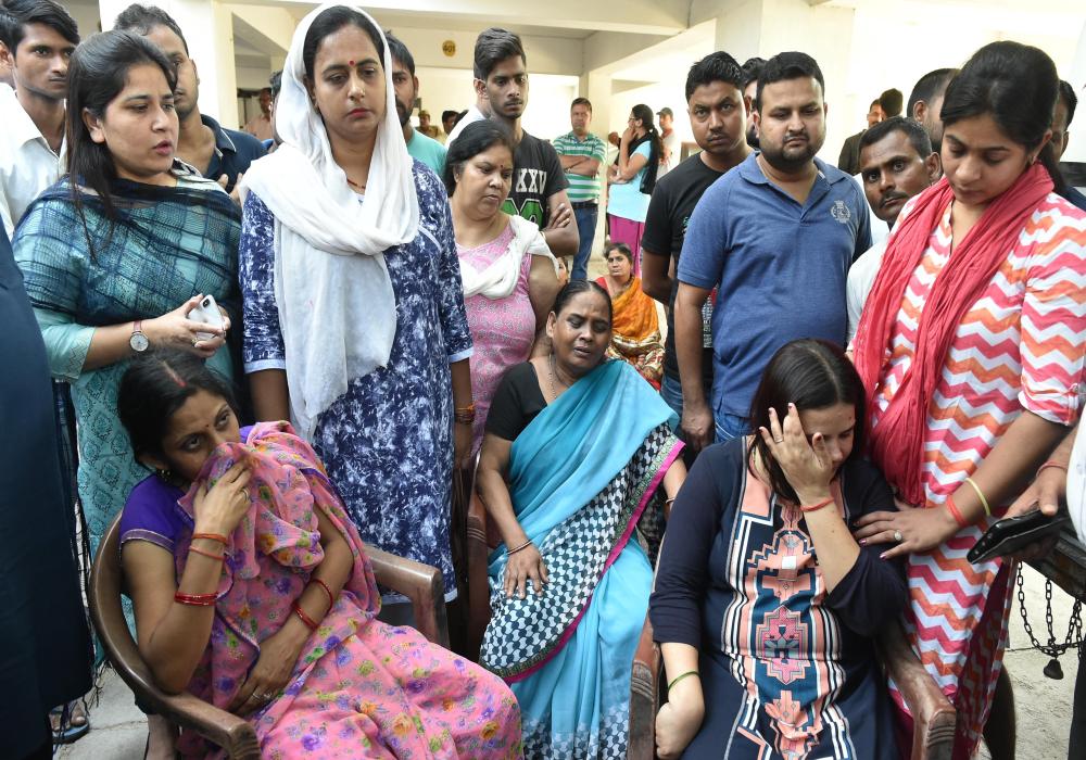 विवेक तिवारी हत्याकांड में बीबी के आँसू सबने देखें लेकिन माँ अकेले बेटे को याद करती रही