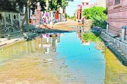 सड़कों पर बहता दूषित पानी, जीना दुश्वार
